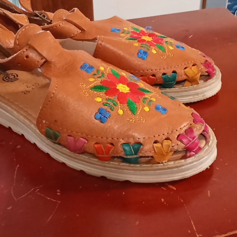 D'Lolos  Hand crafted leather sandals with embroidered floral motif. - Picture 2 of 4